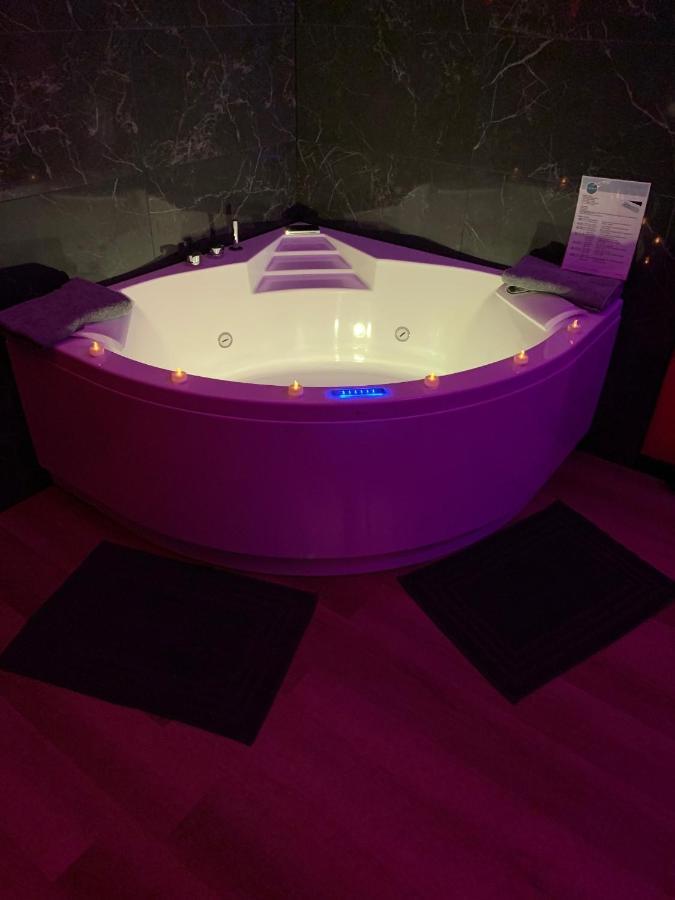 Love Room Avec Jacuzzi Prive Bonnetable Eksteriør bilde
